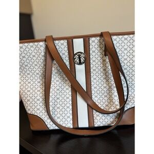 Brand New Tan and Cream Argyle/Diamond Pattern Large Ladies Purse w/ Design Logo